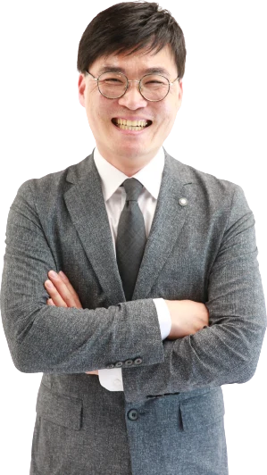 딥택트러닝 컨텐츠 연구소 소장 박재현 — 팔짱을 끼고 정면을 보는 상반신 사진